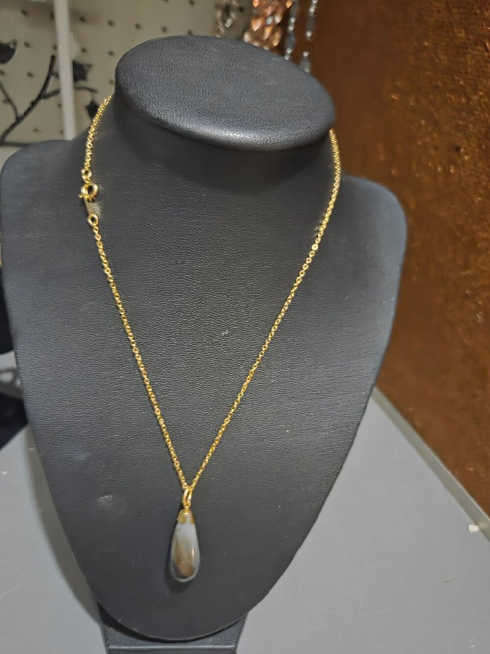 Labrorite pendant with gold chain
